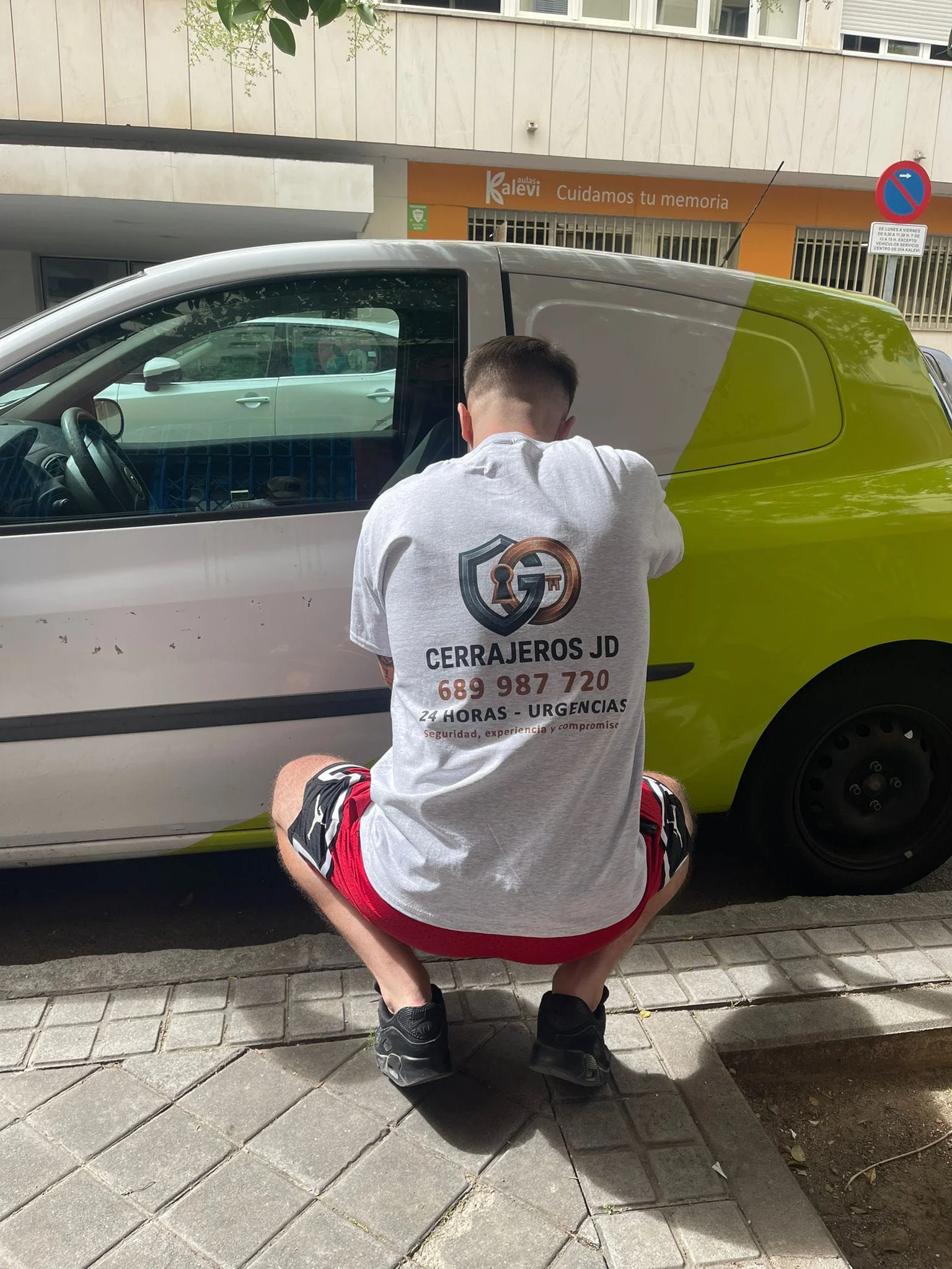 Cerrajero realizando la apertura de un vehículo