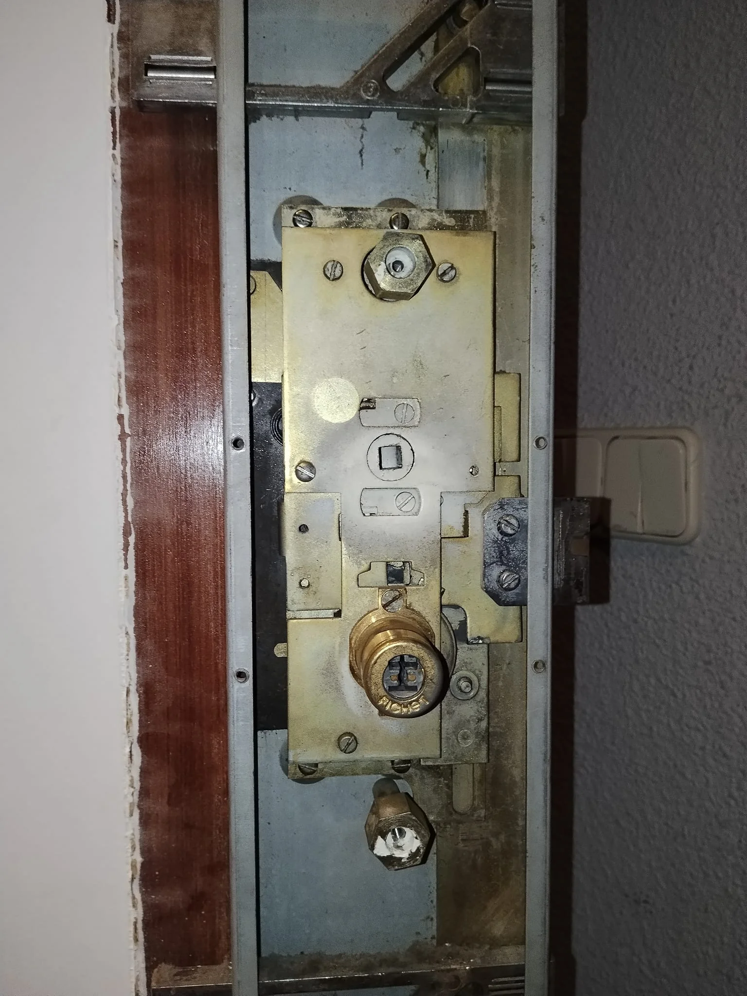 Cerradura instalada en una puerta de vivienda