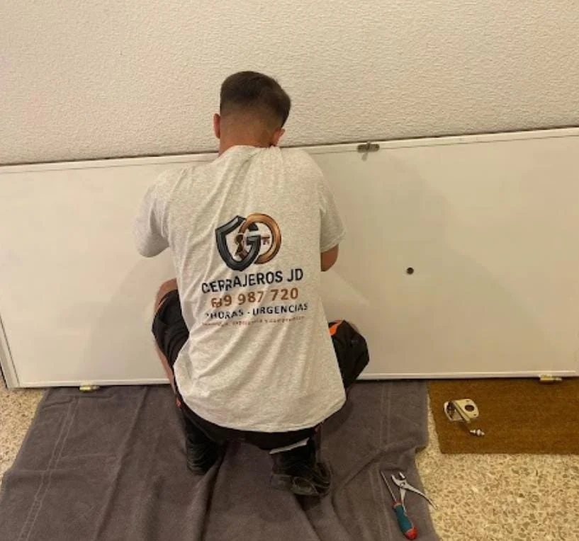 Cerrajero de Cerrajeros JD trabajando en una cerradura en Madrid